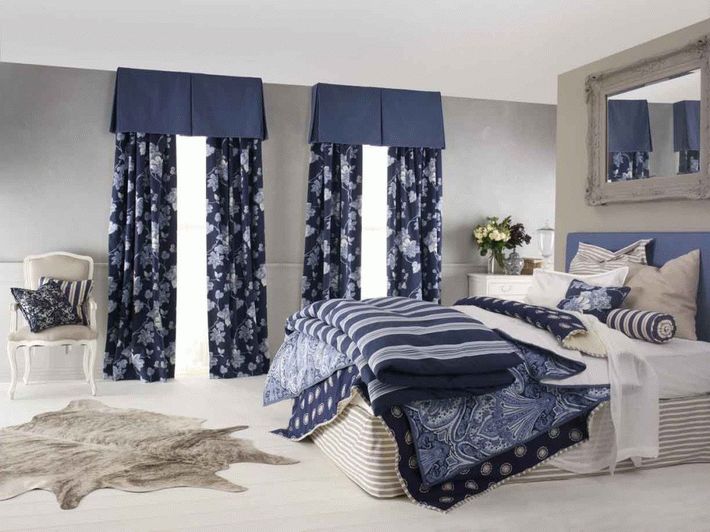 luxurious-blue-bedroom-inspiration-with-cool-elegant-blue-curtain